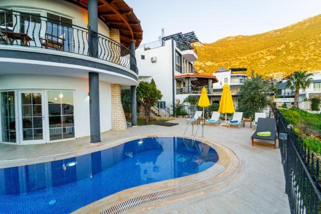 Villa Clock